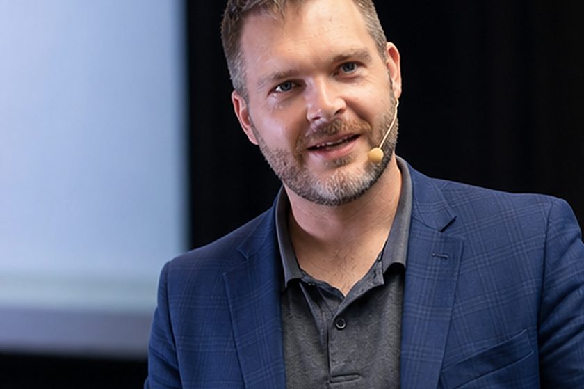 Frédéric Fortin en conférence devant une équipe